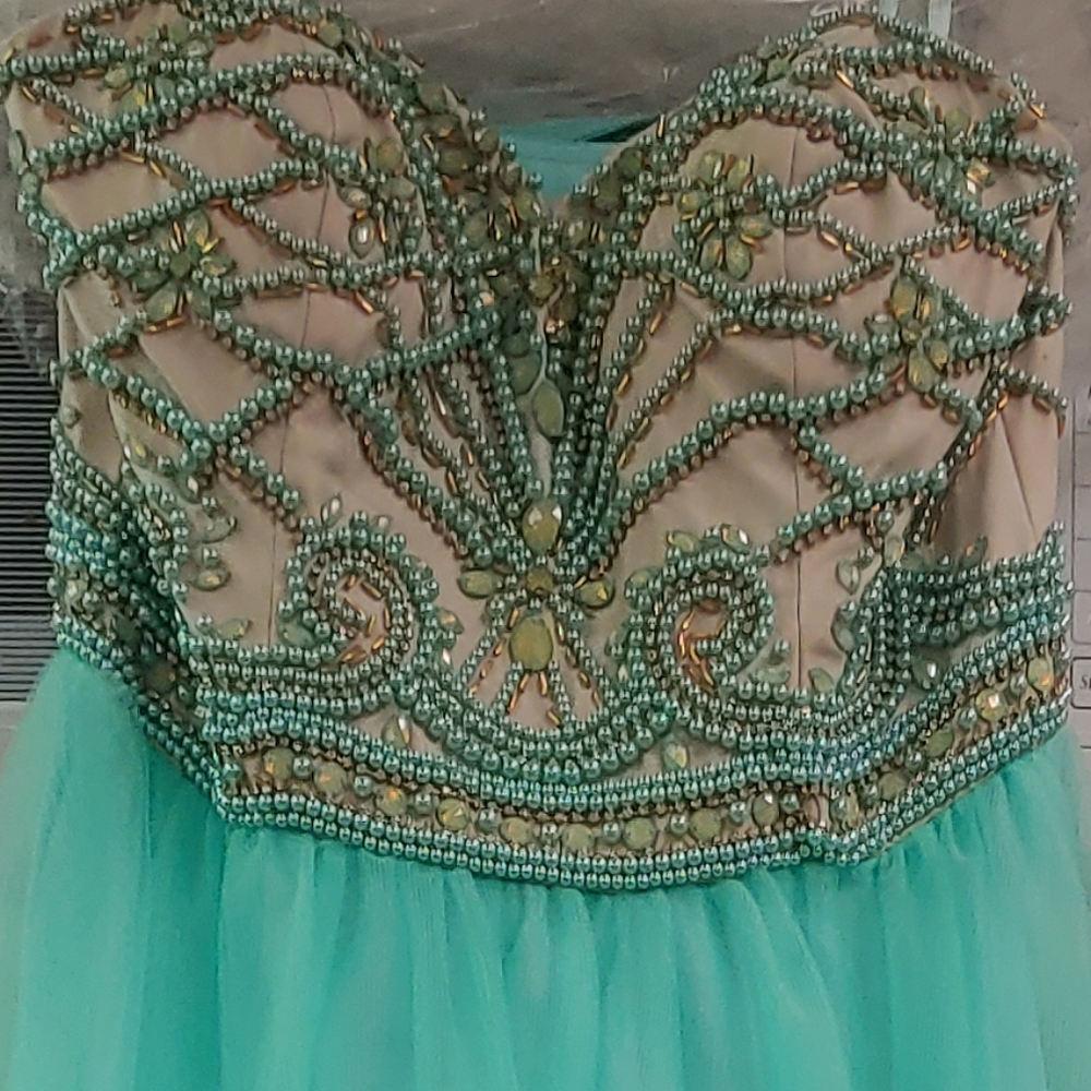 Strapless mint ballgown size 4 - Picture 4 of 8